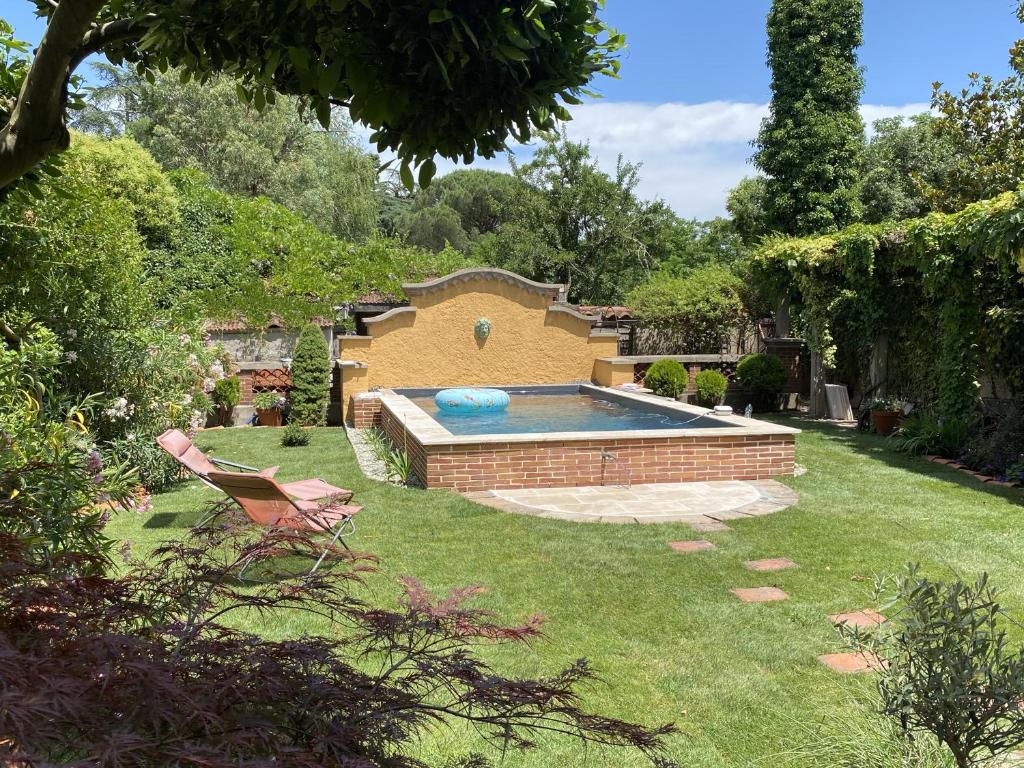 a backyard with a swimming pool in the grass at Le Rez de Jardin Albi in Albi