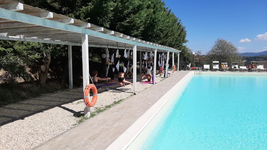 Basen w obiekcie Bio Agriturismo Valle dei Calanchi lub w pobliżu