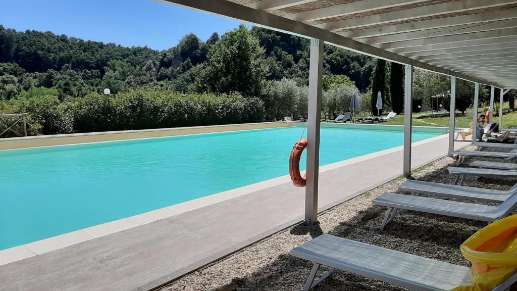 Basen w obiekcie Bio Agriturismo Valle dei Calanchi lub w pobliżu