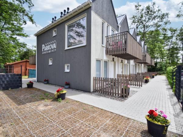 een gebouw met een balkon aan de zijkant bij Parkova Apartamenty in Międzywodzie