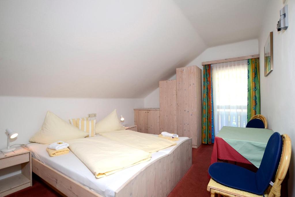 En eller flere senger på et rom på Landhaus Alpenrose - Feriendomizile Pichler