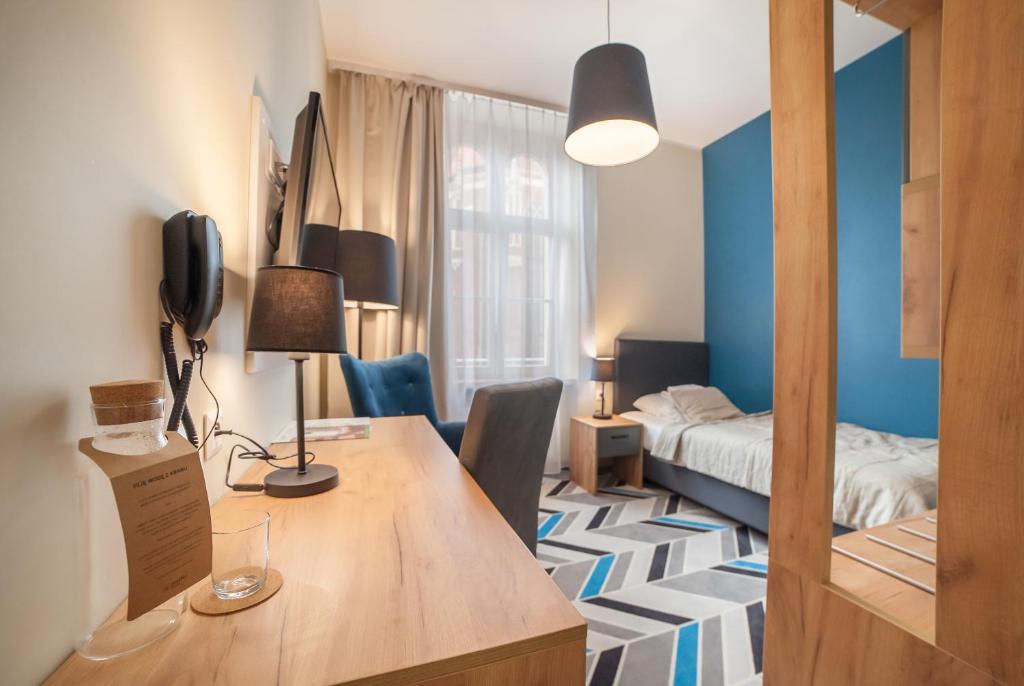 Televízia a/alebo spoločenská miestnosť v ubytovaní Hotel Traffic Wrocław Stare Miasto