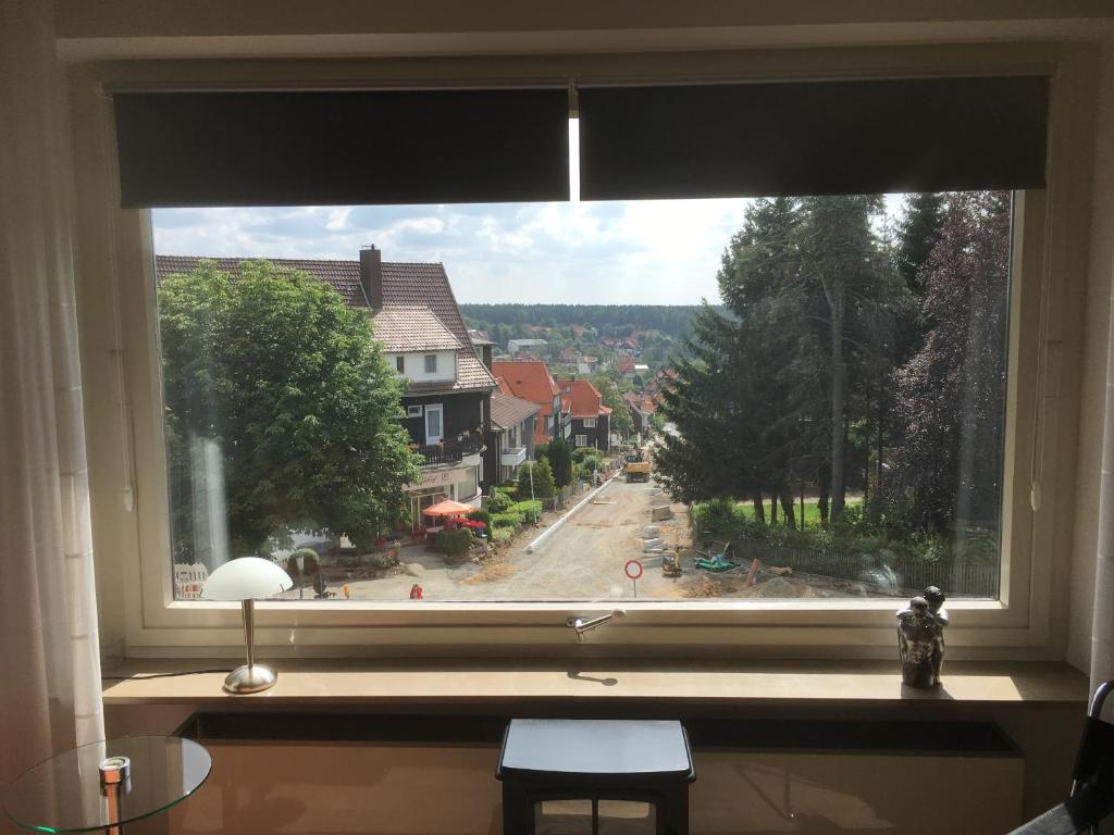 布勞恩拉格的住宿－Waldhexe，享有城市街道景致的窗户。