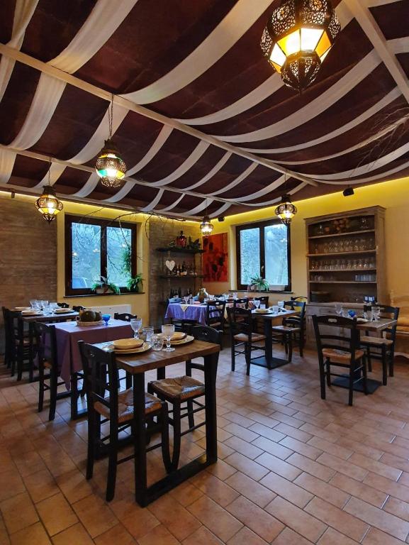 Restauracja lub miejsce do jedzenia w obiekcie Bio Agriturismo Valle dei Calanchi