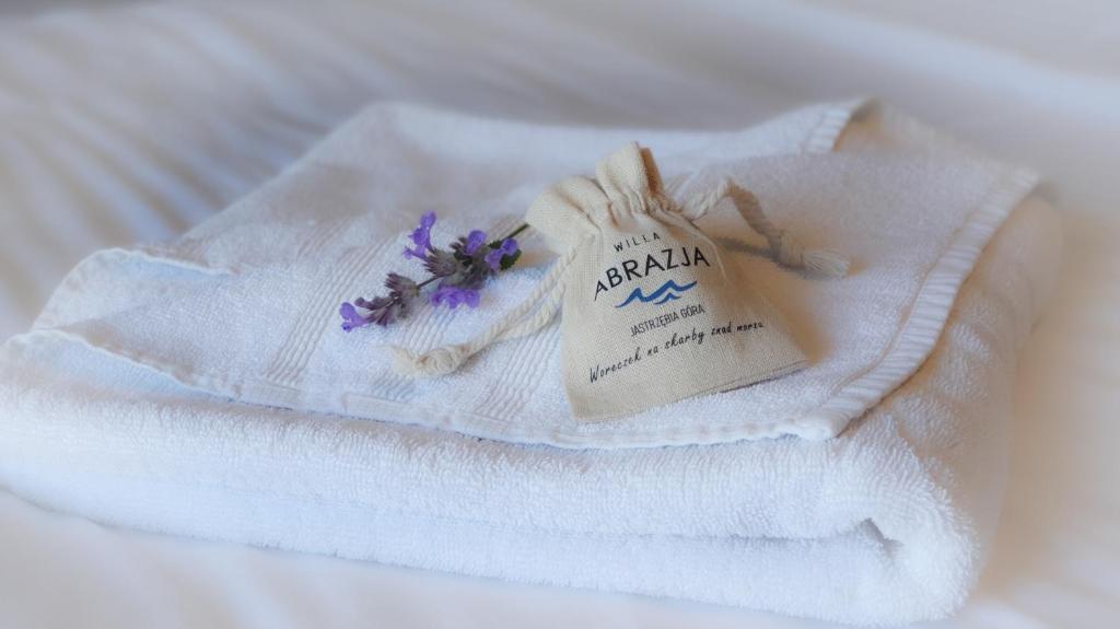 a towel with a tag on it with flowers on it at Willa Abrazja in Jastrzębia Góra
