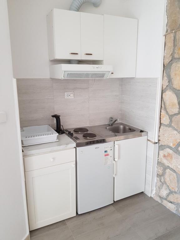 Kuchyň nebo kuchyňský kout v ubytování Villa Feral