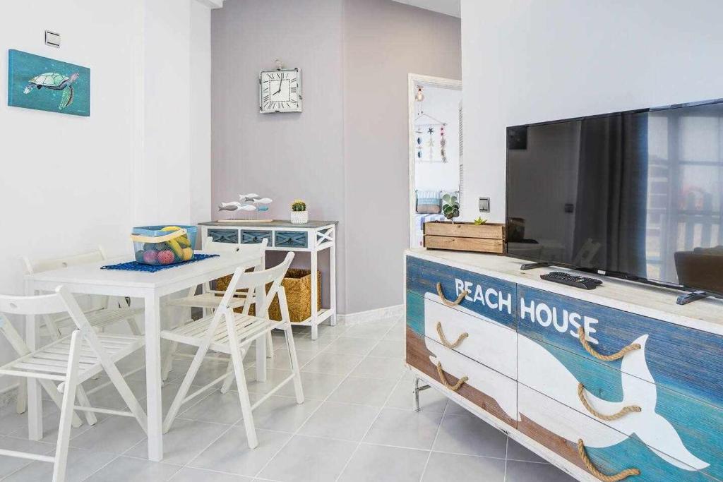 TV a/nebo společenská místnost v ubytování Villa Nora Beach