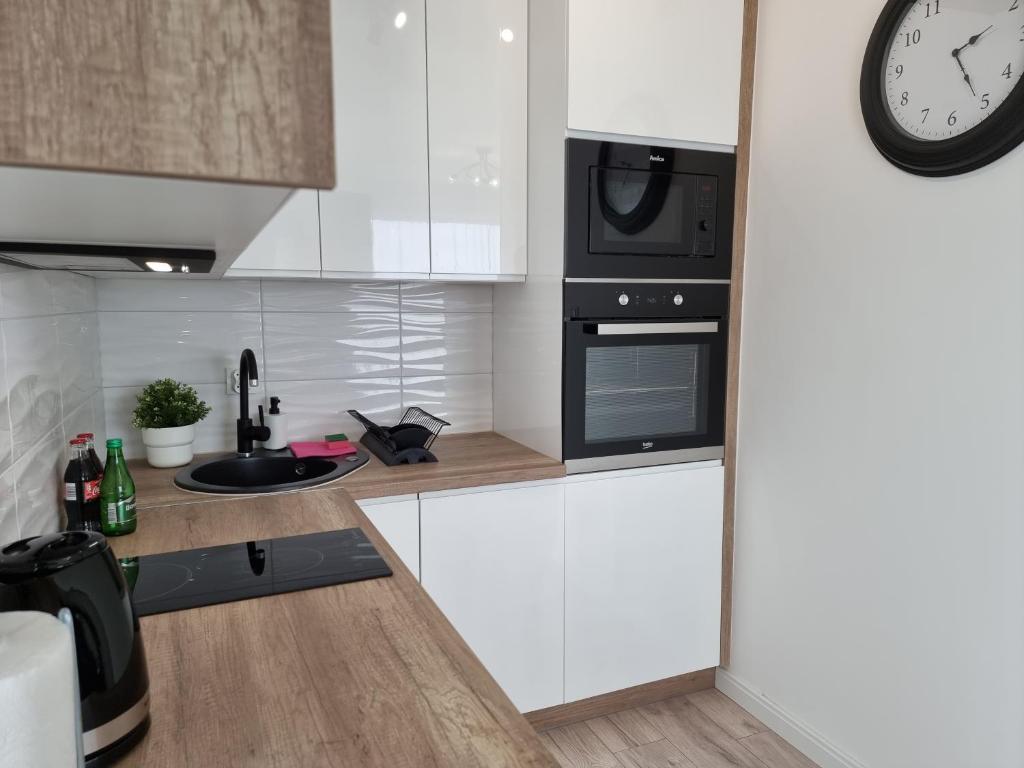 Kuchyňa alebo kuchynka v ubytovaní Apartamenty Na Fali w Gąskach - 365PAM