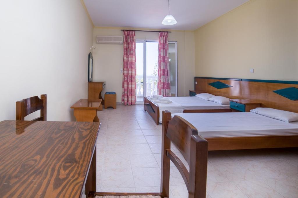 Cama ou camas em um quarto em All In Krinas Apart-Hotel