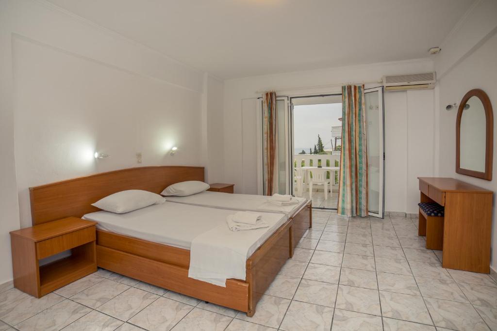 Cama ou camas em um quarto em All In Krinas Apart-Hotel