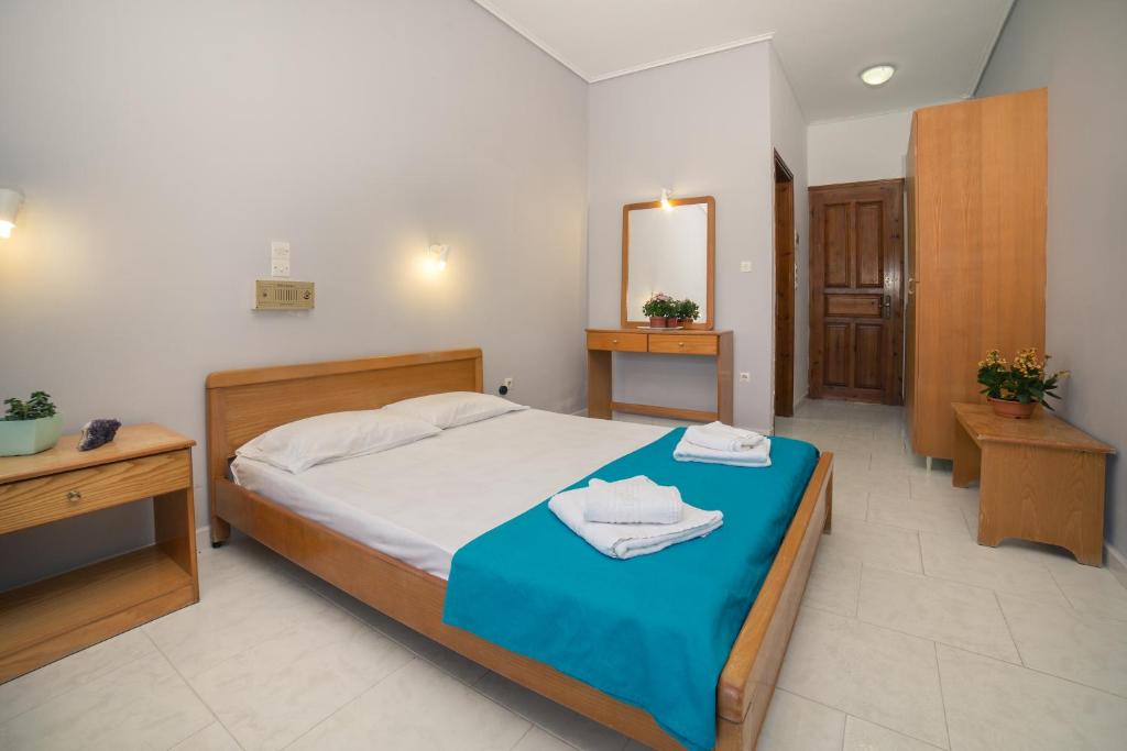 Cama ou camas em um quarto em All In Krinas Apart-Hotel