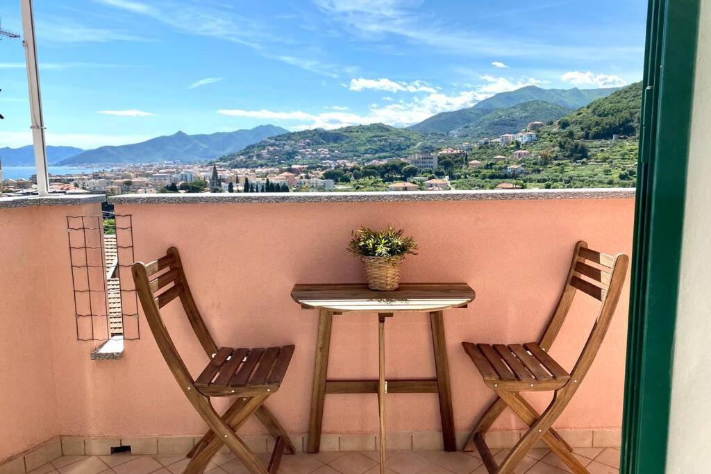 d'une table et de deux chaises sur un balcon avec vue. dans l'établissement Luminoso Bilocale con Balcone a Borgio Verezzi, à Borgio Verezzi