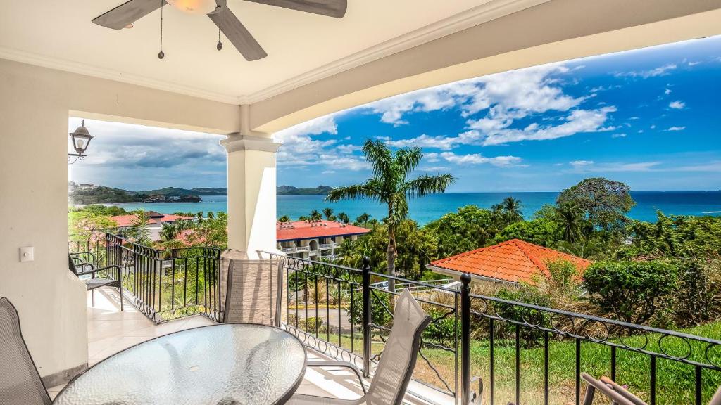 d'un balcon avec des chaises et une vue sur l'océan. dans l'établissement 2-Bedroom Ocean-View Condo in Flamingo with Pool, à Playa Flamingo