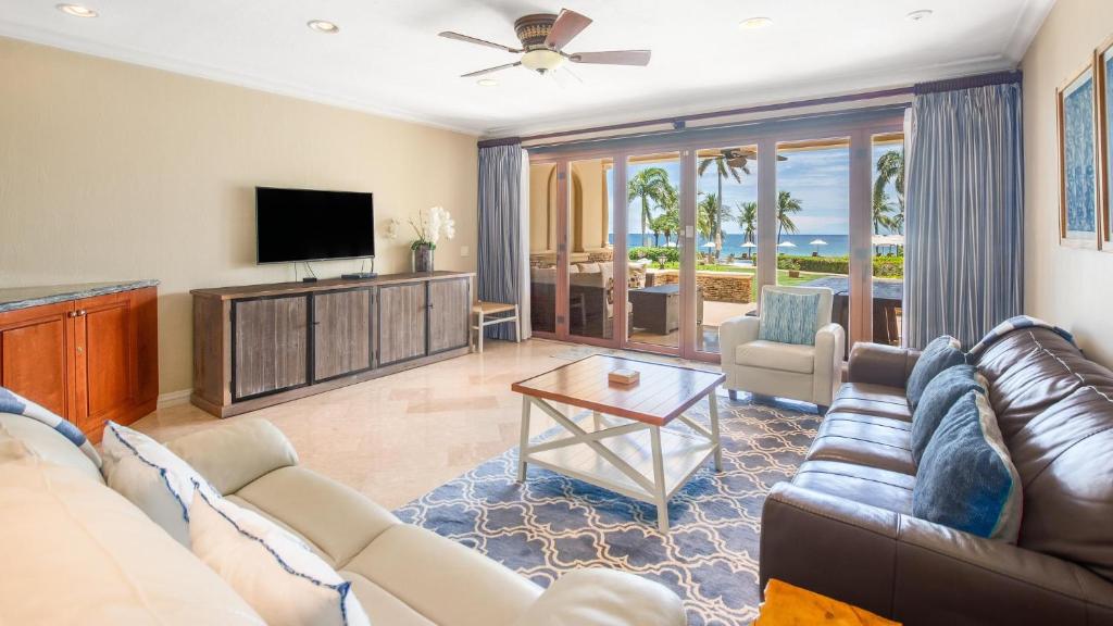 - un salon avec un canapé et une télévision dans l'établissement The Palms 2-Bedroom Luxury villa on the Beach, à Playa Flamingo