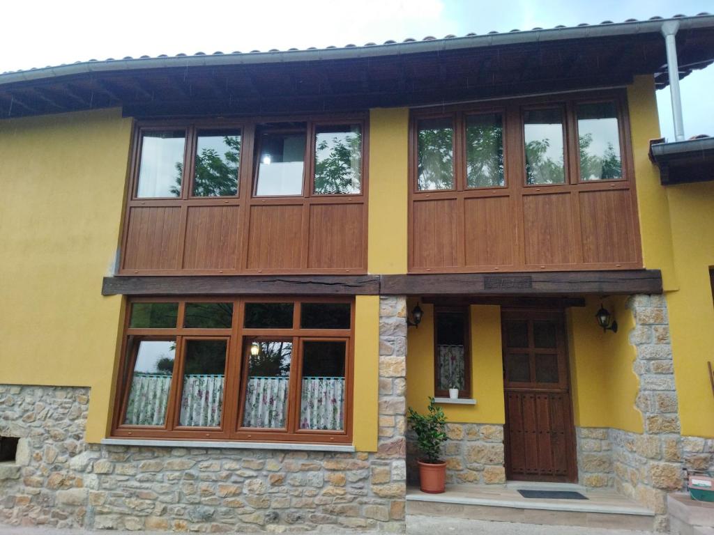 una casa con porte e finestre in legno di La Teyera a Infiesto