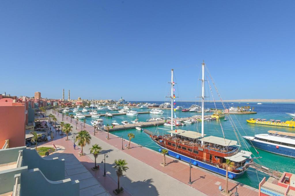 The Boutique Hotel Hurghada Marina في الغردقة: قارب مرسى في مرسى مع قوارب أخرى