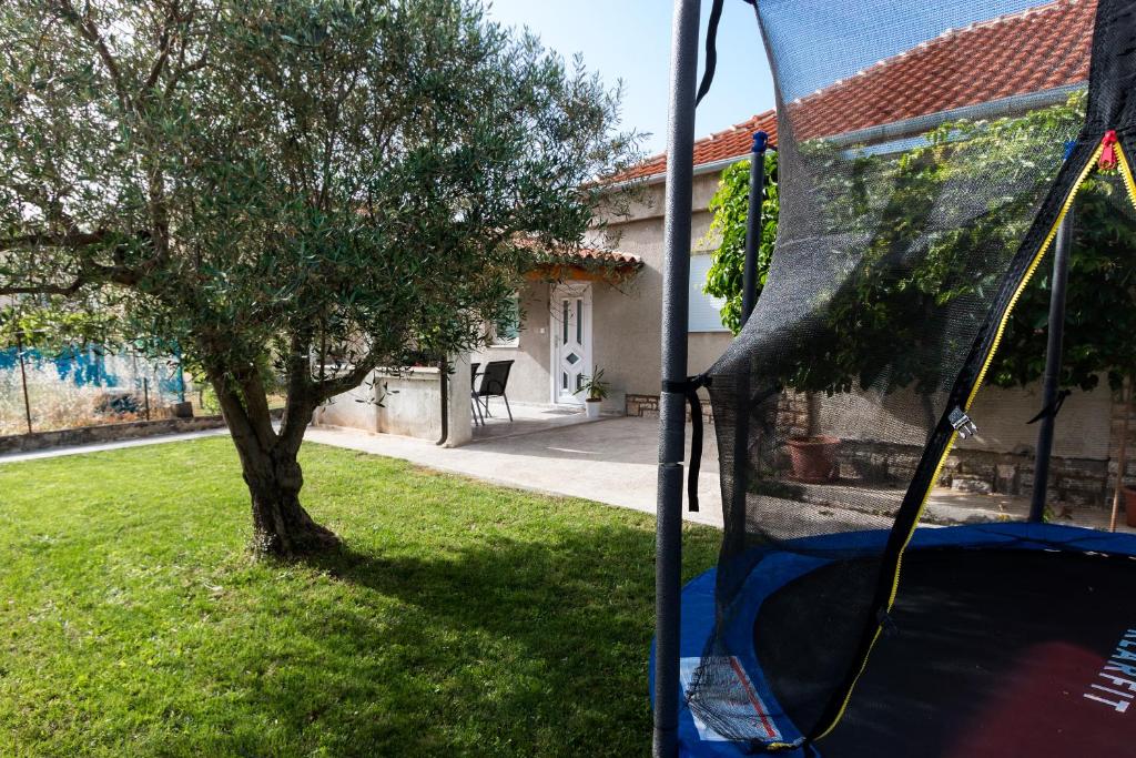 Vonkajšia záhrada v ubytovaní Holiday apartment near the beach