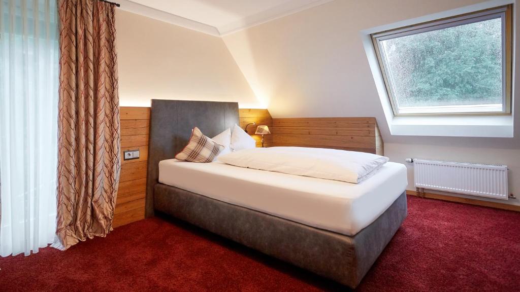 Postel nebo postele na pokoji v ubytování Romantik Hotel Rindenmühle