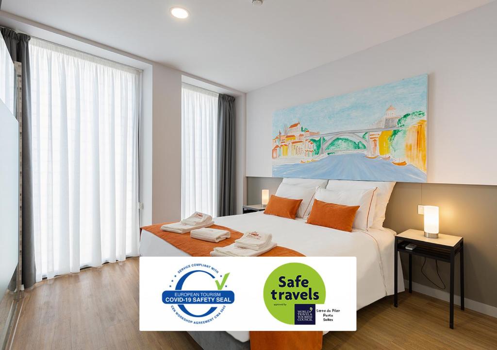 um quarto com uma cama e um sinal para viagens à venda em Serra do Pilar Porto Suites em Vila Nova de Gaia