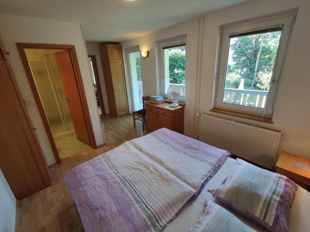 Postel nebo postele na pokoji v ubytování Lake House Sebanc
