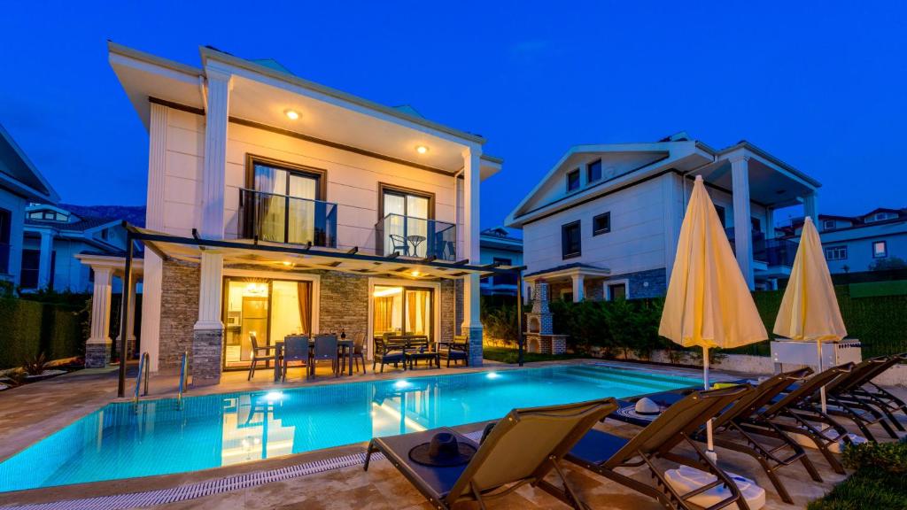 Villa con piscina frente a una casa en La Vida - 4 Bedroom Holiday Villa in Hisarönü Ölüdeniz, en Ovacık