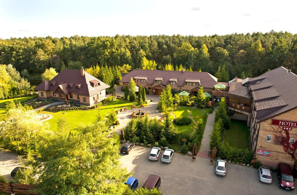 una vista aérea de una casa grande con aparcamiento en Hotel Trylogia, en Zielonka