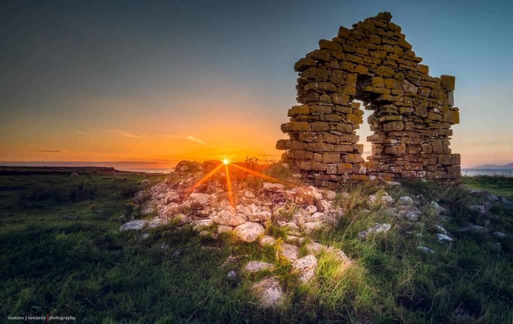 Východ nebo západ slunce při pohledu z prázdninového domu nebo okolí