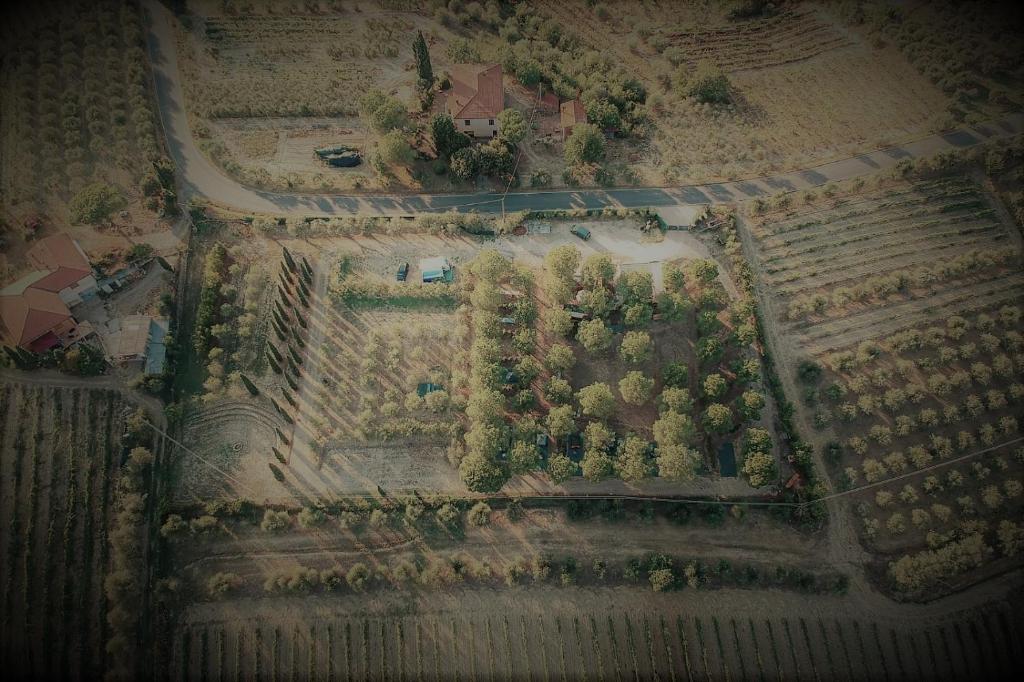 Letecký snímek ubytování AGRiCAMPiNG POGGiO Ai PiNi WiNE CAMPiNG