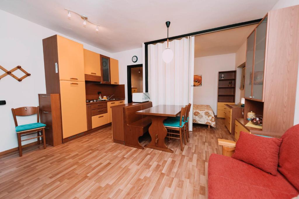 una cucina e un soggiorno con tavolo e divano di Sky Residence II - Comfort Apartments in Aprica ad Aprica