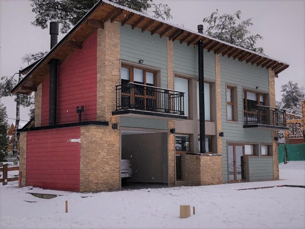 una casa con un garaje en la nieve en Altos del Bonito en Villa La Angostura