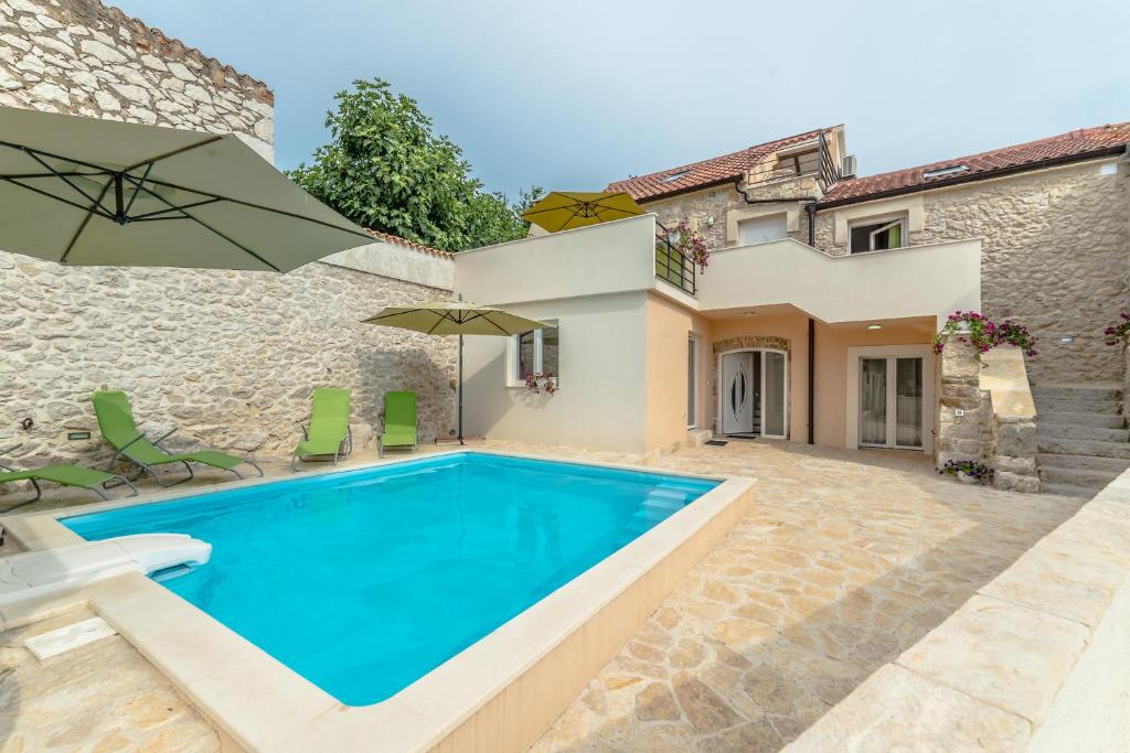 Swimmingpoolen hos eller tæt på Rustic villa