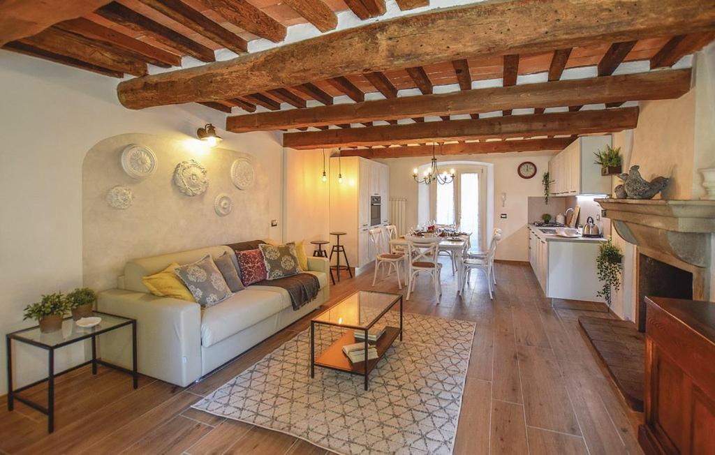 uma sala de estar com um sofá branco e uma mesa em Il Nido nel Borgo Casa Vacanze em Camaiore