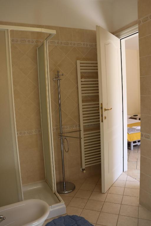 La salle de bains est pourvue d'une douche et d'un lavabo. dans l'établissement Studio Sole e Residenza Luna Assisi, à Assise