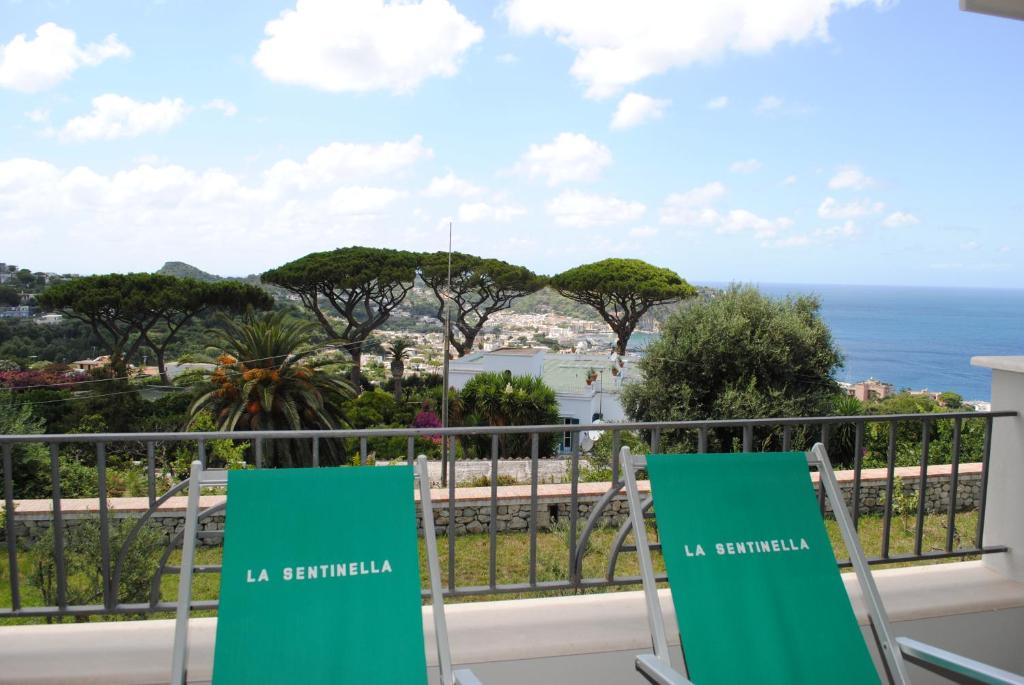 balkon z widokiem na ocean w obiekcie Appartamenti Ischia la Sentinella w mieście Ischia