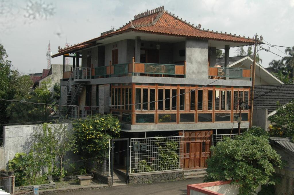 a house that is being built on a street at Dalem Arum (for women only) in Bandung
