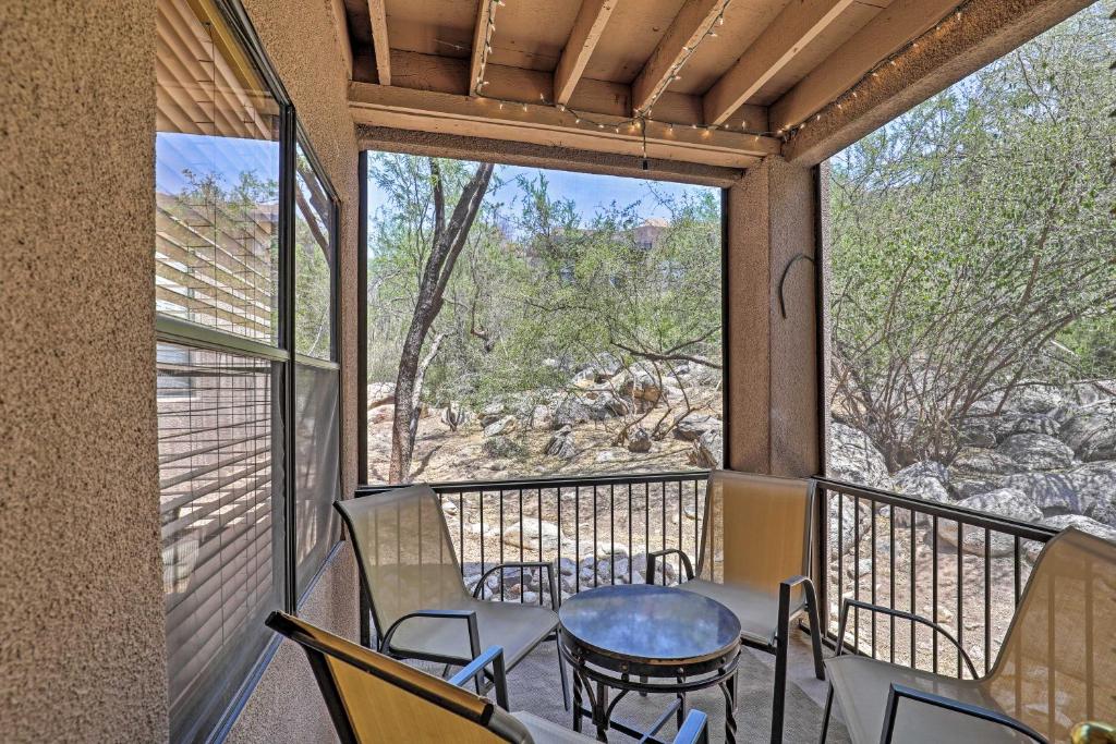 En balkon eller terrasse på Tucson Desert Retreat with Pool and Hot Tub Access!