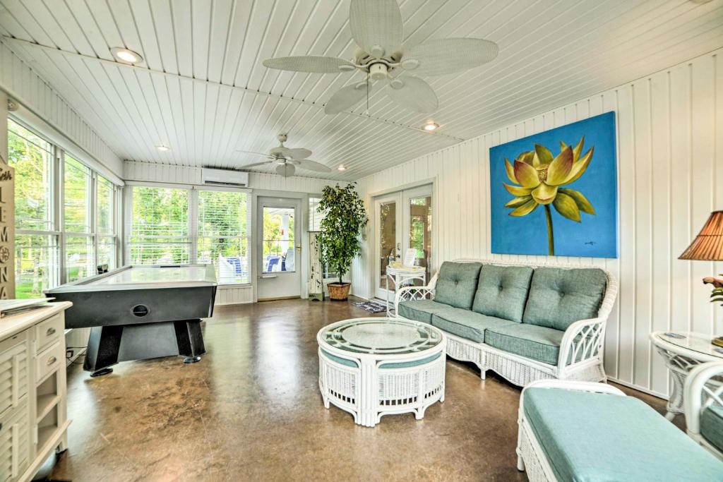 Kentucky Lake House with a Great Outdoor Space!, Gilbertsville