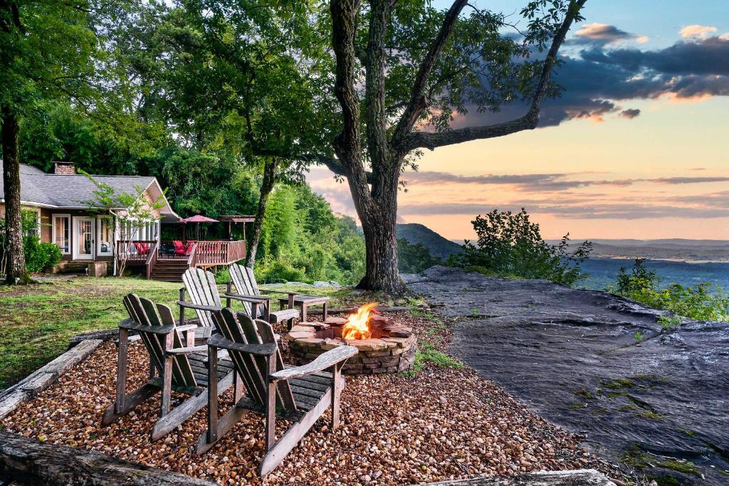 een groep stoelen rond een vuurplaats bij Cloudland Retreat with Mountain and Valley Views! in Menlo