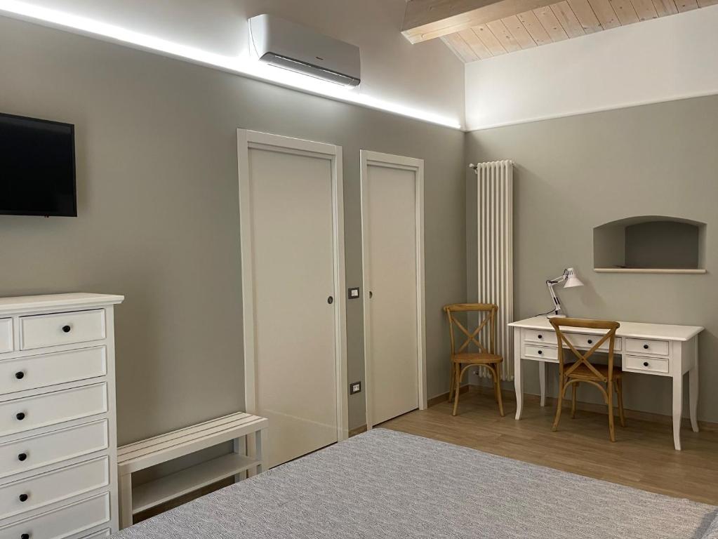 A television and/or entertainment centre at Nina e il mare