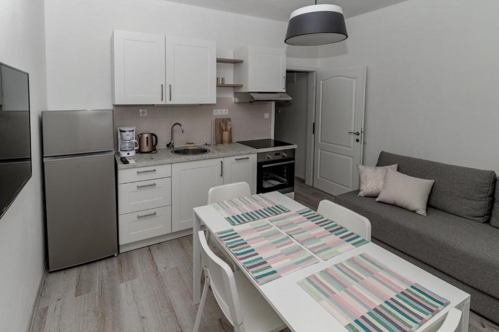 Kuchyňa alebo kuchynka v ubytovaní Apartments Happy