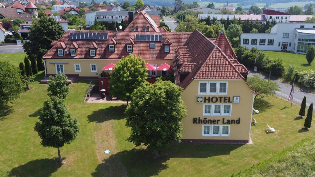 uma vista aérea de uma casa com uma caravana em Hotel Rhöner Land Garni - Bed & Breakfast em Oberthulba
