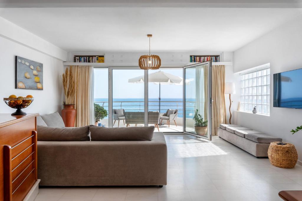 イエラペトラにあるIerapetra Seaviewのリビングルーム(ソファ付)が備わり、海の景色を望めます。