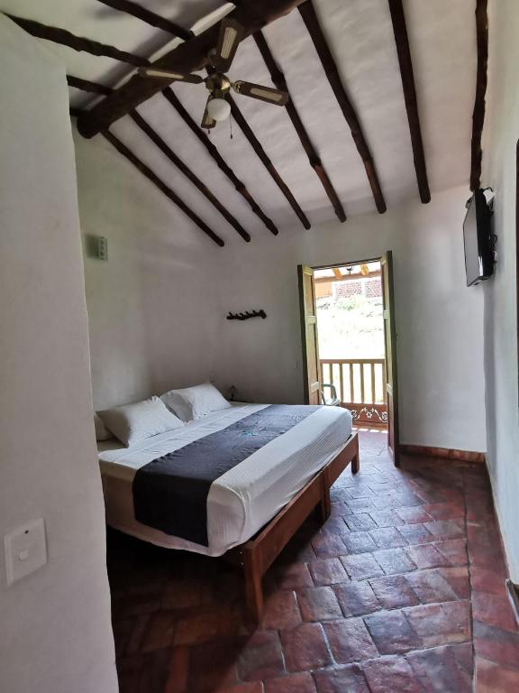 a bedroom with a bed in a room at Las Cabezas Grises in Barichara