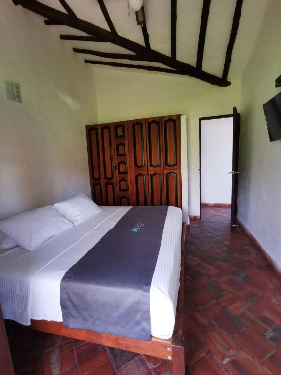 a bedroom with a bed in a room at Las Cabezas Grises in Barichara