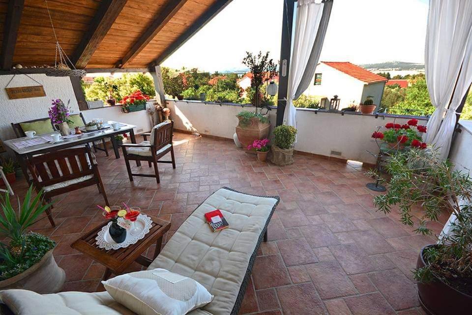 d'une terrasse avec un canapé et une table sur un balcon. dans l'établissement Veliki balkon s pogledom na more, à Sveti Filip i Jakov