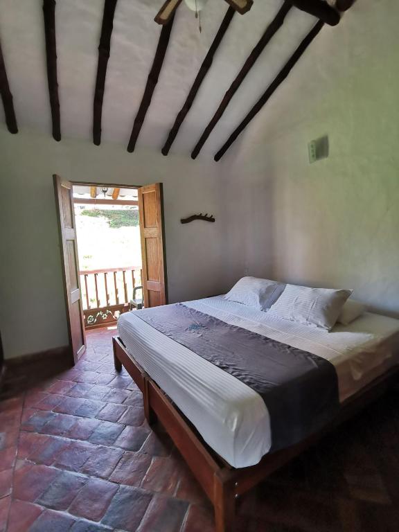 a bedroom with a large bed in a room at Las Cabezas Grises in Barichara