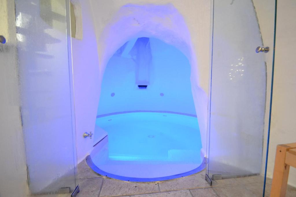 オストゥーニにあるCasaterramareのバスルーム(青いトイレ付)