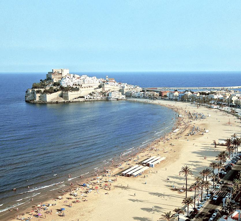 - Vistas a una playa con gente y a un castillo en APARTAMENTO Playa Norte 2, en Peñíscola