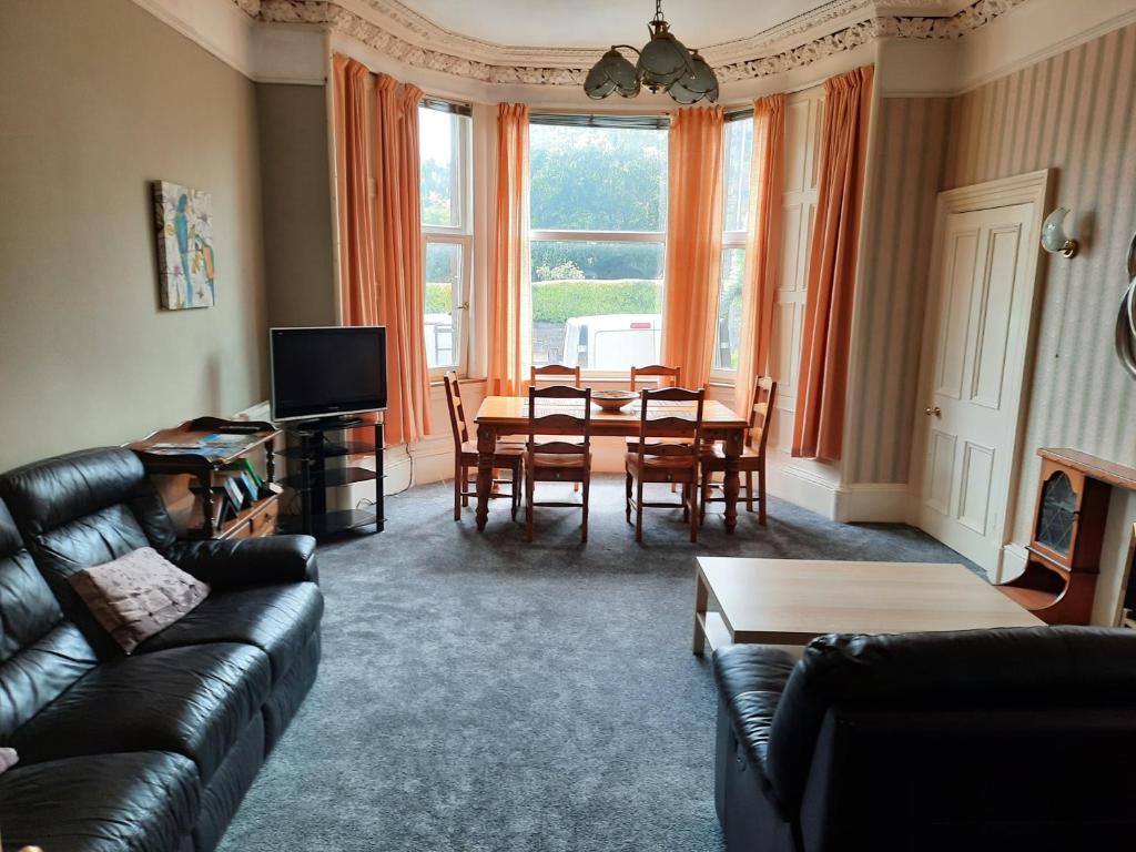 Central Victorian House with Free Parking And Private Garden