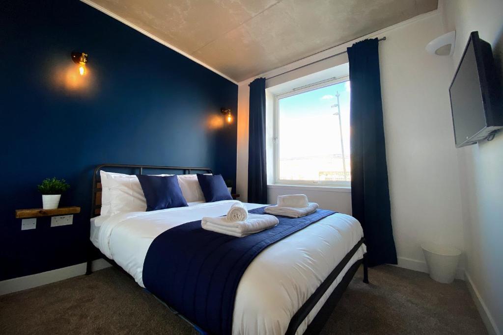 um quarto com uma cama com toalhas em Middlehaven Apartment em Middlesbrough